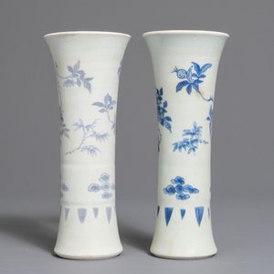 A pair of Chinese blue and white trumpet-shaped vases with floral design, Hatcher cargo, Transitional period — photo 2