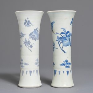 A pair of Chinese blue and white trumpet-shaped vases with floral design, Hatcher cargo, Transitional period — photo 3
