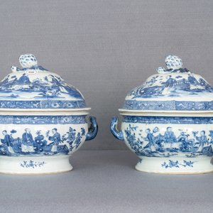A pair of Chinese blue and white tureens with ladies in a garden, Qianlong — 照片 7