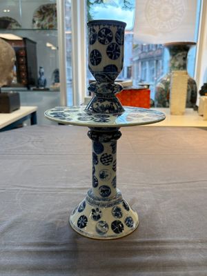 A pair of Chinese blue and white two-piece candle stick holders with brocade ball design for the Southeast Asian market, 19th C. — photo 1