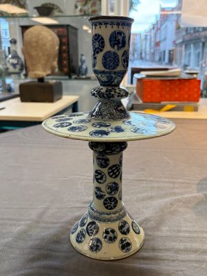 A pair of Chinese blue and white two-piece candle stick holders with brocade ball design for the Southeast Asian market, 19th C. — photo 12