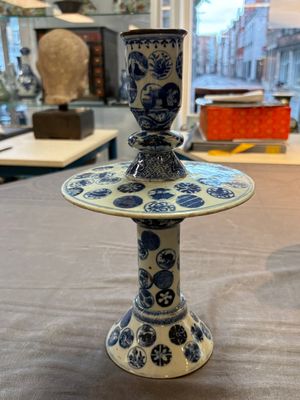 A pair of Chinese blue and white two-piece candle stick holders with brocade ball design for the Southeast Asian market, 19th C. — photo 14