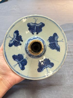 A pair of Chinese blue and white two-piece candle stick holders with brocade ball design for the Southeast Asian market, 19th C. — photo 18