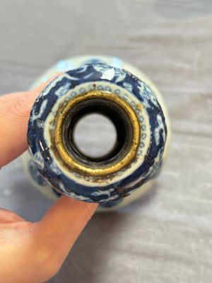 A pair of Chinese blue and white two-piece candle stick holders with brocade ball design for the Southeast Asian market, 19th C. — photo 19