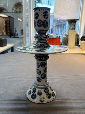 A pair of Chinese blue and white two-piece candle stick holders with brocade ball design for the Southeast Asian market, 19th C. — photo 3