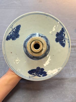 A pair of Chinese blue and white two-piece candle stick holders with brocade ball design for the Southeast Asian market, 19th C. — photo 8