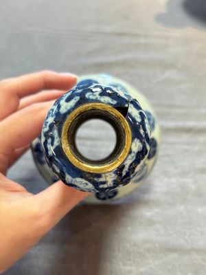 A pair of Chinese blue and white two-piece candle stick holders with brocade ball design for the Southeast Asian market, 19th C. — photo 9