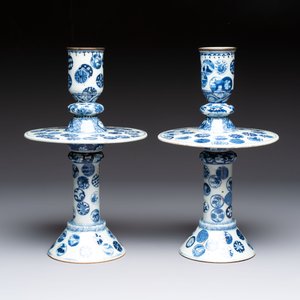 A pair of Chinese blue and white two-piece candle stick holders with brocade ball design for the Southeast Asian market, 19th C. — photo 2