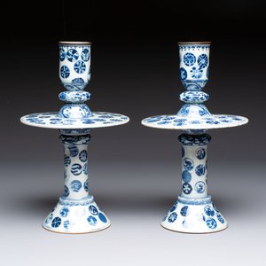 A pair of Chinese blue and white two-piece candle stick holders with brocade ball design for the Southeast Asian market, 19th C. — photo 3