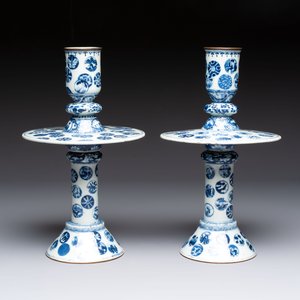 A pair of Chinese blue and white two-piece candle stick holders with brocade ball design for the Southeast Asian market, 19th C. — photo 4