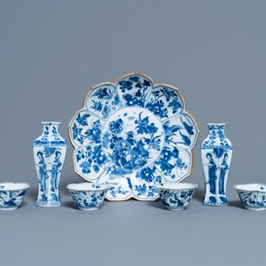 A pair of Chinese blue and white vases, a 'lotus' dish and four cups, Kangxi — 照片 1