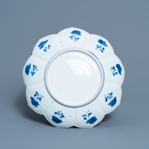 A pair of Chinese blue and white vases, a 'lotus' dish and four cups, Kangxi — 照片 3