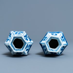 A pair of Chinese blue and white vases, a 'lotus' dish and four cups, Kangxi — 照片 8