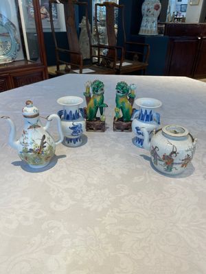 A pair of Chinese blue and white vases, a pair of sancai Buddhist lions, a famille rose ewer and a teapot, 19th C. — photo 1