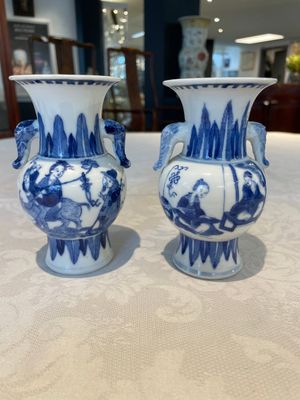 A pair of Chinese blue and white vases, a pair of sancai Buddhist lions, a famille rose ewer and a teapot, 19th C. — photo 11