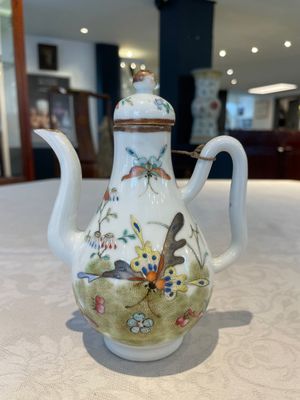 A pair of Chinese blue and white vases, a pair of sancai Buddhist lions, a famille rose ewer and a teapot, 19th C. — photo 13
