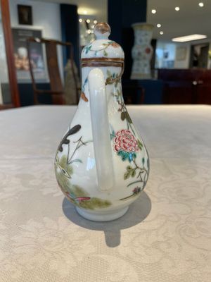 A pair of Chinese blue and white vases, a pair of sancai Buddhist lions, a famille rose ewer and a teapot, 19th C. — photo 15