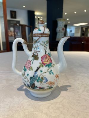 A pair of Chinese blue and white vases, a pair of sancai Buddhist lions, a famille rose ewer and a teapot, 19th C. — photo 16