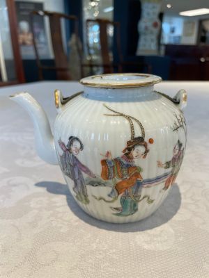 A pair of Chinese blue and white vases, a pair of sancai Buddhist lions, a famille rose ewer and a teapot, 19th C. — photo 19