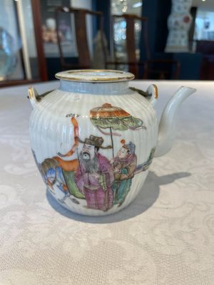 A pair of Chinese blue and white vases, a pair of sancai Buddhist lions, a famille rose ewer and a teapot, 19th C. — photo 21