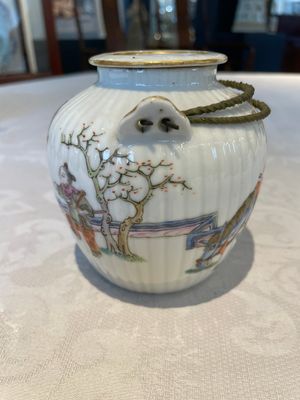 A pair of Chinese blue and white vases, a pair of sancai Buddhist lions, a famille rose ewer and a teapot, 19th C. — photo 22