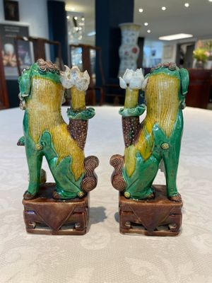 A pair of Chinese blue and white vases, a pair of sancai Buddhist lions, a famille rose ewer and a teapot, 19th C. — photo 4