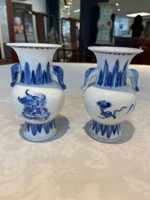 A pair of Chinese blue and white vases, a pair of sancai Buddhist lions, a famille rose ewer and a teapot, 19th C. — photo 8