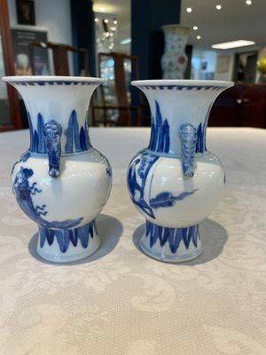 A pair of Chinese blue and white vases, a pair of sancai Buddhist lions, a famille rose ewer and a teapot, 19th C. — photo 9