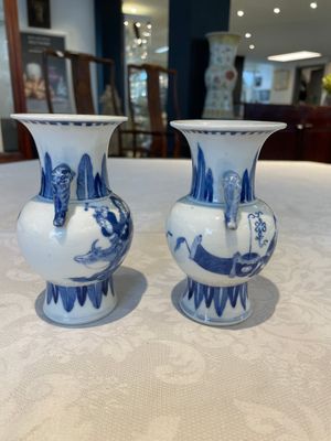 A pair of Chinese blue and white vases, a pair of sancai Buddhist lions, a famille rose ewer and a teapot, 19th C. — photo 10