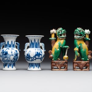 A pair of Chinese blue and white vases, a pair of sancai Buddhist lions, a famille rose ewer and a teapot, 19th C. — photo 2