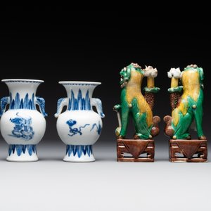 A pair of Chinese blue and white vases, a pair of sancai Buddhist lions, a famille rose ewer and a teapot, 19th C. — photo 3