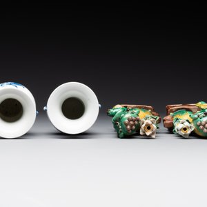 A pair of Chinese blue and white vases, a pair of sancai Buddhist lions, a famille rose ewer and a teapot, 19th C. — photo 4