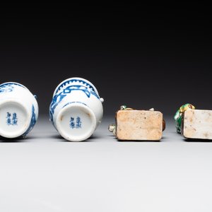 A pair of Chinese blue and white vases, a pair of sancai Buddhist lions, a famille rose ewer and a teapot, 19th C. — photo 5