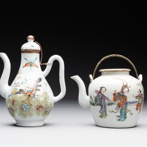 A pair of Chinese blue and white vases, a pair of sancai Buddhist lions, a famille rose ewer and a teapot, 19th C. — photo 6