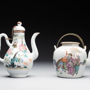 A pair of Chinese blue and white vases, a pair of sancai Buddhist lions, a famille rose ewer and a teapot, 19th C. — photo 7