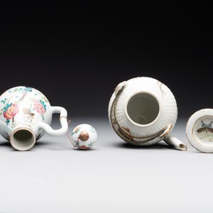 A pair of Chinese blue and white vases, a pair of sancai Buddhist lions, a famille rose ewer and a teapot, 19th C. — photo 8