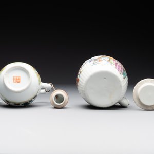 A pair of Chinese blue and white vases, a pair of sancai Buddhist lions, a famille rose ewer and a teapot, 19th C. — photo 9