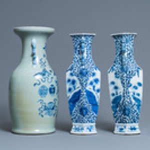 A pair of Chinese blue and white vases and a celadon-ground vase, 19th C. — 照片 2