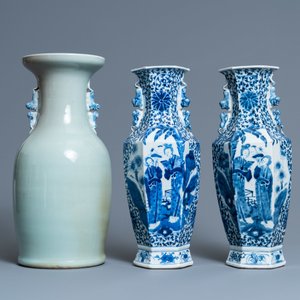 A pair of Chinese blue and white vases and a celadon-ground vase, 19th C. — 照片 3