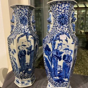 A pair of Chinese blue and white vases and a celadon-ground vase, 19th C. — 照片 7