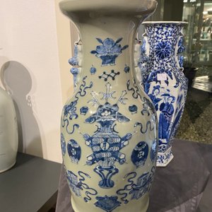 A pair of Chinese blue and white vases and a celadon-ground vase, 19th C. — 照片 8