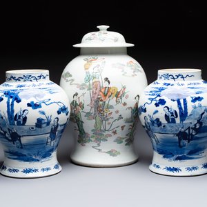A pair of Chinese blue and white vases and a famille rose covered vase, 19th C. — photo 1