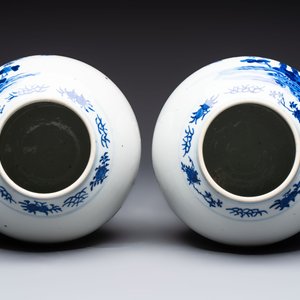 A pair of Chinese blue and white vases and a famille rose covered vase, 19th C. — photo 12