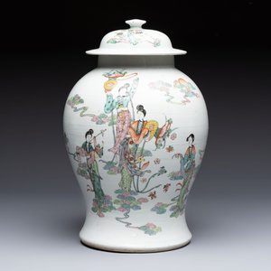 A pair of Chinese blue and white vases and a famille rose covered vase, 19th C. — photo 2