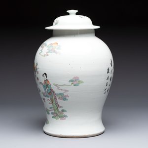 A pair of Chinese blue and white vases and a famille rose covered vase, 19th C. — photo 3