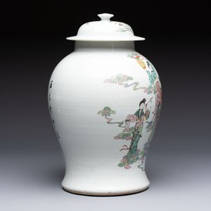 A pair of Chinese blue and white vases and a famille rose covered vase, 19th C. — photo 5