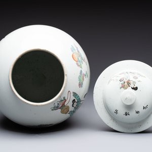A pair of Chinese blue and white vases and a famille rose covered vase, 19th C. — photo 6