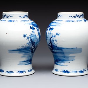 A pair of Chinese blue and white vases and a famille rose covered vase, 19th C. — photo 9