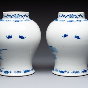 A pair of Chinese blue and white vases and a famille rose covered vase, 19th C. — photo 10