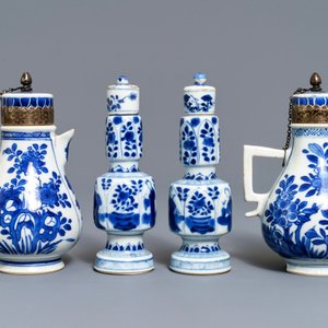 A pair of Chinese blue and white vases and a pair of jugs, Kangxi — 照片 2